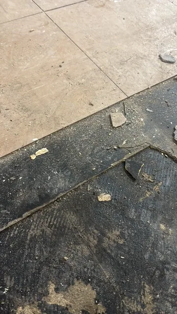 Black bitumen mastic floor removal in a E17 flat